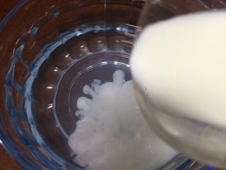 2、美味羊肉包子,牛奶与清水混合均匀后放一边备用