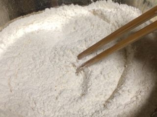 3、美味羊肉包子,白糖和盐加入面粉中搅拌混合