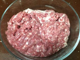 6、美味羊肉包子,在发酵面团的同时，来做羊肉馅 先准备950g肉馅，我买的是直接剁碎了的馅