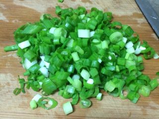 7、美味羊肉包子,小葱切成葱花，多一点葱花为了更好的去羊肉膻味