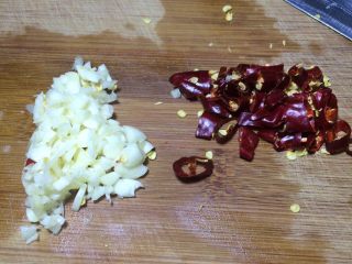 8、美味羊肉包子,同样蒜切成蒜末，干辣椒切碎