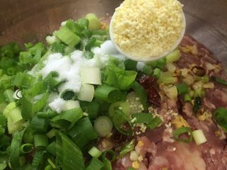 10、美味羊肉包子,再加入1小勺鸡精提鲜