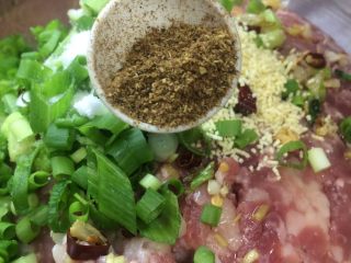 11、美味羊肉包子,加入适量花椒粉