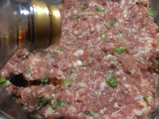 12、美味羊肉包子,加入适量生抽酱油
