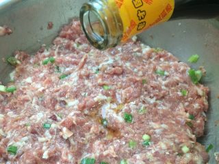 13、美味羊肉包子,最后加入少许料酒抓匀肉馅，料酒去肉腥味