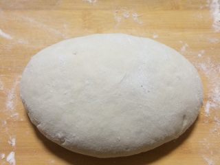 14、美味羊肉包子,取出面团进行揉面排气，可以多揉一会，这样吃起来柔软更筋道