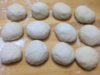 15、美味羊肉包子,揉好的面团先取一半面团，揪成小剂子，盖上保鲜膜静止15分钟