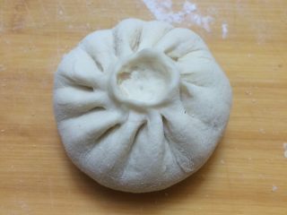 16、美味羊肉包子,最后全部收紧口，包子就包好了