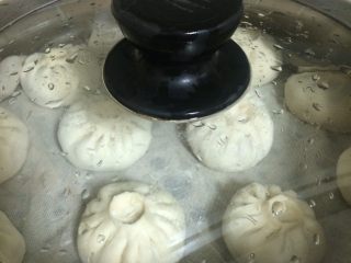 17、美味羊肉包子,全部包好后，放入锅中先不开火，在锅中静置25-30分钟，二次发酵好了再开大火蒸30分钟，关火3分钟后再取出，装盘、搭配一碟酱料就可以美味的享用了，这个馅太香了