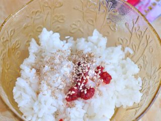 1、韩式紫菜包饭便当,剩米饭里加入白醋、糖、白芝麻、韩式鲜辣酱拌匀，静置10分钟入味。