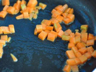 8、韩式紫菜包饭便当,将剩下的胡萝卜切丁，锅里倒入油翻炒。