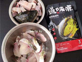 1、四川酸菜鱼,备好食材：草鱼处理洗净后，将鱼头、鱼骨、鱼尾、鱼片分离。