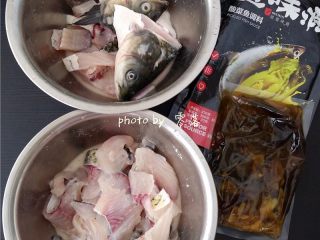 3、四川酸菜鱼,再次抓匀，腌制片刻；