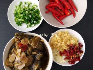 4、四川酸菜鱼,将酸菜鱼调料的酸菜倒出来备好；泡姜、大蒜、小葱分别切碎；干辣椒、小米辣分别剪断；备好花椒、泡椒；