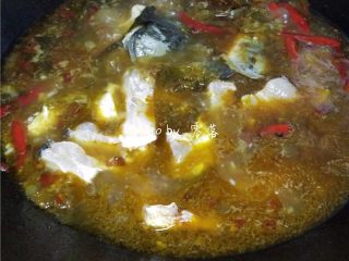 10、四川酸菜鱼,放入鱼头，鱼骨，鱼尾煮熟；