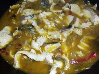 11、四川酸菜鱼,最后放入鱼片煮熟；