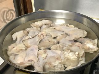 1、电饭煲+啤酒鸡翅根,鸡翅根洗净，冷水入锅。