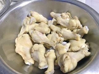 4、电饭煲+啤酒鸡翅根,沥干水分。