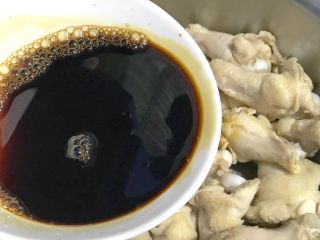 7、电饭煲+啤酒鸡翅根,酱料倒到沥干水分的鸡翅根里。