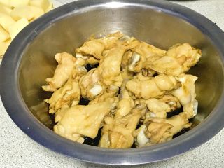 8、电饭煲+啤酒鸡翅根,让每个鸡翅根都沾满酱料。