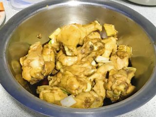 10、电饭煲+啤酒鸡翅根,中途翻拌一下，均匀腌制。