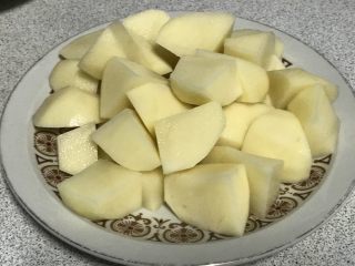 12、电饭煲+啤酒鸡翅根,土豆去皮，也切成菱形块。