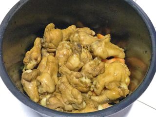14、电饭煲+啤酒鸡翅根,摆上腌制好的鸡翅根。
