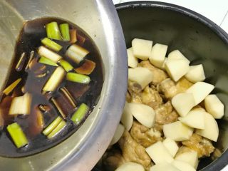 16、电饭煲+啤酒鸡翅根,腌制鸡肉的酱汁倒入锅里。