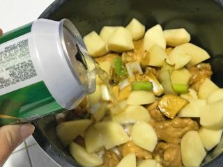 17、电饭煲+啤酒鸡翅根,再倒入一罐啤酒。