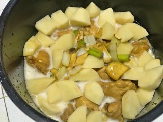 18、电饭煲+啤酒鸡翅根,倒完啤酒，酱汁没有超过材料。