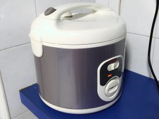 20、电饭煲+啤酒鸡翅根,开启煮饭模式，煮到自动跳到保温。