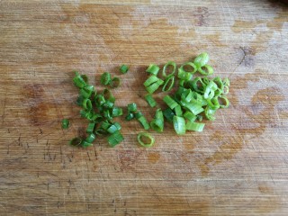 2、虾仁跑蛋,小葱洗净，切葱花备用。