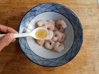 4、虾仁跑蛋,再加1勺料酒。