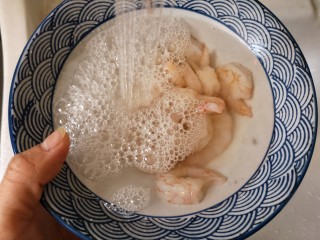 6、虾仁跑蛋,然后将盐洗去。