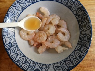 8、虾仁跑蛋,擦干的虾仁加适量盐、1勺料酒