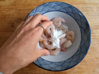 10、虾仁跑蛋,再加1勺玉米淀粉抓拌均匀腌制片刻。