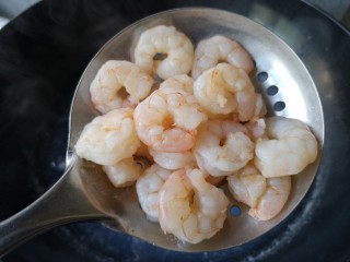 12、虾仁跑蛋,将汆烫好的虾仁沥水捞出备用。