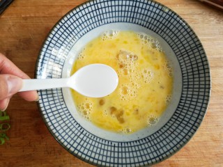 14、虾仁跑蛋,在打散的蛋液中加适量盐，加3勺水淀粉。