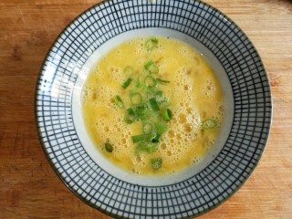 15、虾仁跑蛋,加入一部分葱花继续打散。