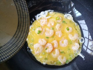 17、虾仁跑蛋,锅中适量油，烧至7-8成热，（微微开始冒烟）倒入蛋液。