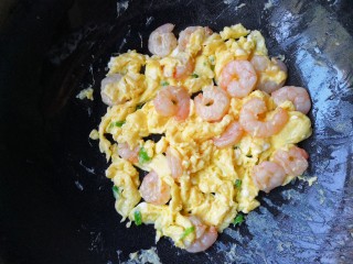 18、虾仁跑蛋,待蛋液开始凝固，关火，用余温将蛋液翻炒至熟。