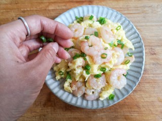 19、虾仁跑蛋,装盘后撒上剩下的葱花。
