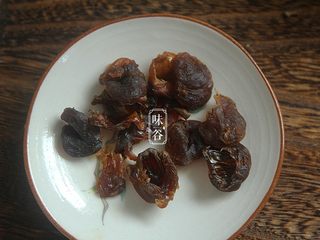 4、补充胶元蛋白的桃胶牛奶,桂圆去壳去核；