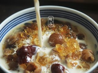 11、补充胶元蛋白的桃胶牛奶,炖至汤汁粘稠，加入常温的牛奶。（也可以在出锅前加入牛奶让牛奶稍微煮一下）