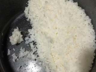 1、醪糟小汤圆,2人吃饭总有剩饭,炒饭吃腻了,就换做醪糟。