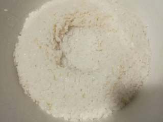 2、醪糟小汤圆,将米酒曲用温凉的水融化开,拌匀在米饭里,压瓷实,中间挖坑