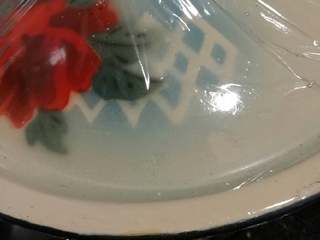 4、醪糟小汤圆,上盖子,避光,封第二层保鲜膜。用漂亮的小毛毯把他包住,平放。