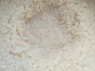 5、醪糟小汤圆,两三天后,醪糟好了就是这个样子,有酒渗出来。