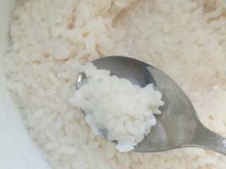 6、醪糟小汤圆,口感又糯又甜,直接吃也可以,很好吃了。