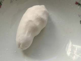 7、醪糟小汤圆,糯米粉和面,分面积子。